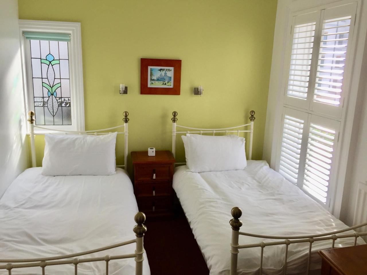 Derrin Guest House Ларн Экстерьер фото